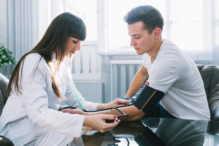 Phlebotomist performing home sample collection for Full Body Checkup in Faridabad